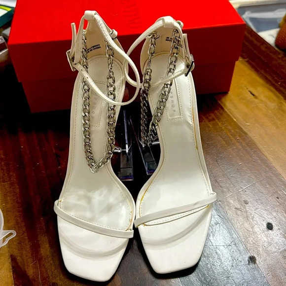Top Shop 
Strappy chain-link design 
Squarish toe
Stiletto heel 
SIZE 38
NEW - Picture 8 of 11